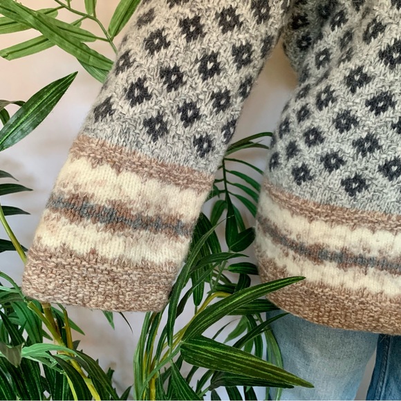 v i n t a g e :: Cozy Geometric Colorblock Granny Wool Knit Cardigan - Picture 6 of 11